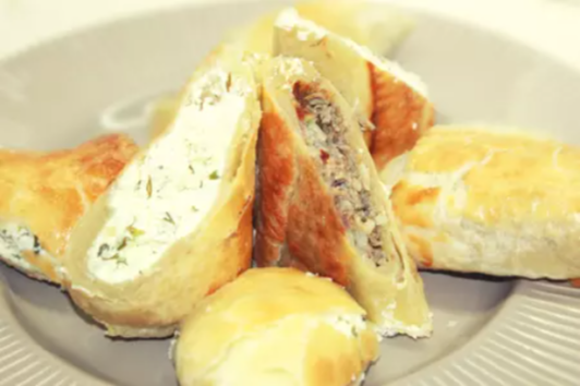 Пирог с двумя начинками: с брызной и зеленью и с мясным фаршем