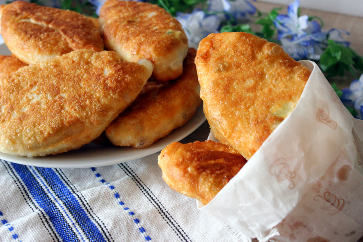 Жареные пирожки с яйцом, зеленым луком и копченой курицей