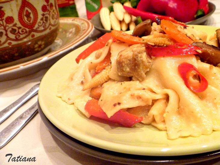 Паста farfalle с курицей карри в сливочном соусе