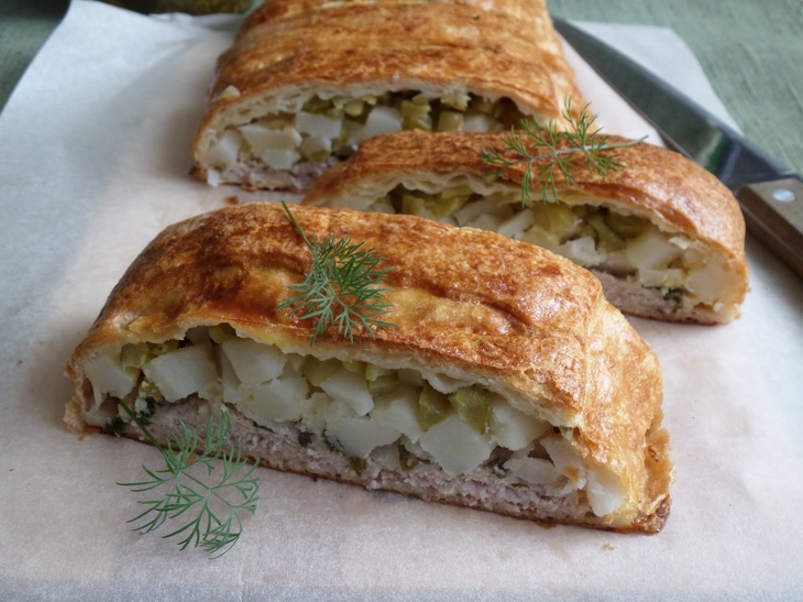 Пирог с мясным фаршем, картофелем и маринованным огурцом