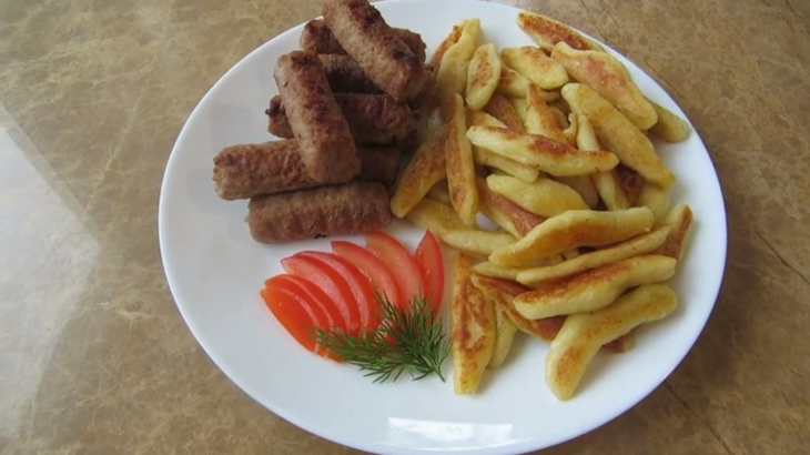 Немецкие клецки schupfnudeln с чесночными колбасками