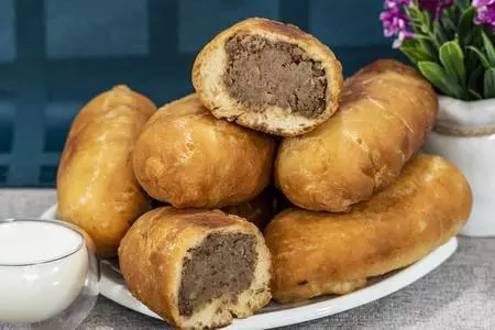 Жареные пирожки с печенью и картошкой из теста на кефире