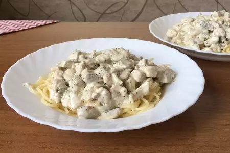 Курица с шампиньонами в сливочном соусе