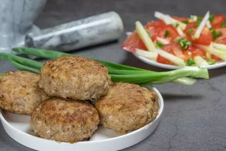 Котлеты из смешанного мясного фарша с овощами на сковороде