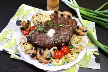 Бифштекс с душистыми травами и сливочным маслом