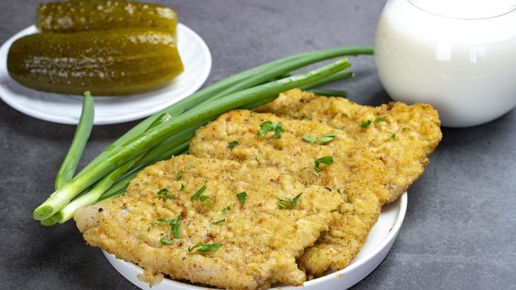 Шницель из свиной корейки в панировке на сковороде