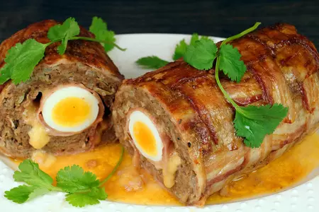 Столичная «фальшивая утка», мясной рулет в золотистом беконе к празднику