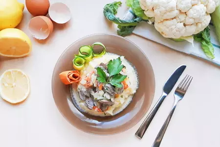 Куриные сердечки, жареные с луком на сковороде