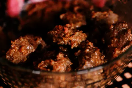 Говяжья печень жаренная и грибной соус со сметаной