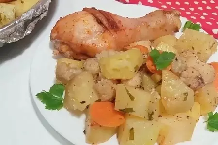 Куриные голени с овощами в духовке